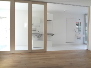 端クローゼット半開